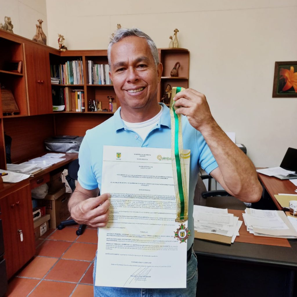 CONDECORACIÓN RECTOR E INSTITUCIÓN